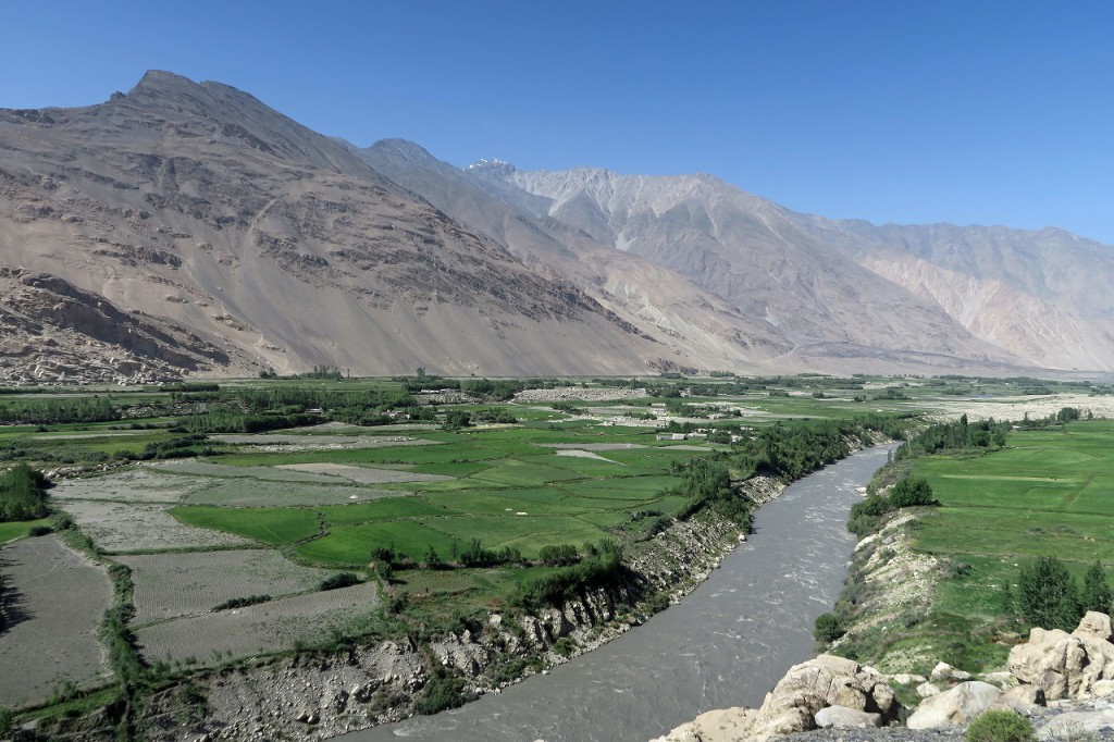 タジキスタンのワハンからアフガニスタンのワハン回廊を望む
