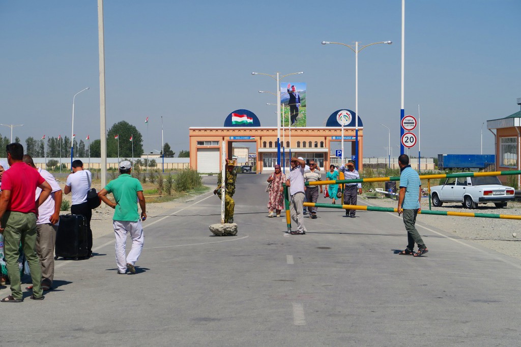 ウズベキスタンとタジキスタンの国境（タジキスタン側）