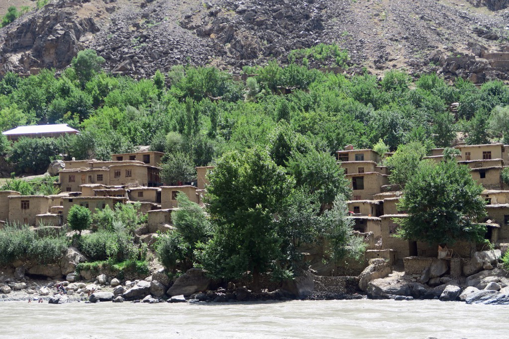 パンジ川対岸、アフガニスタン側にある建物