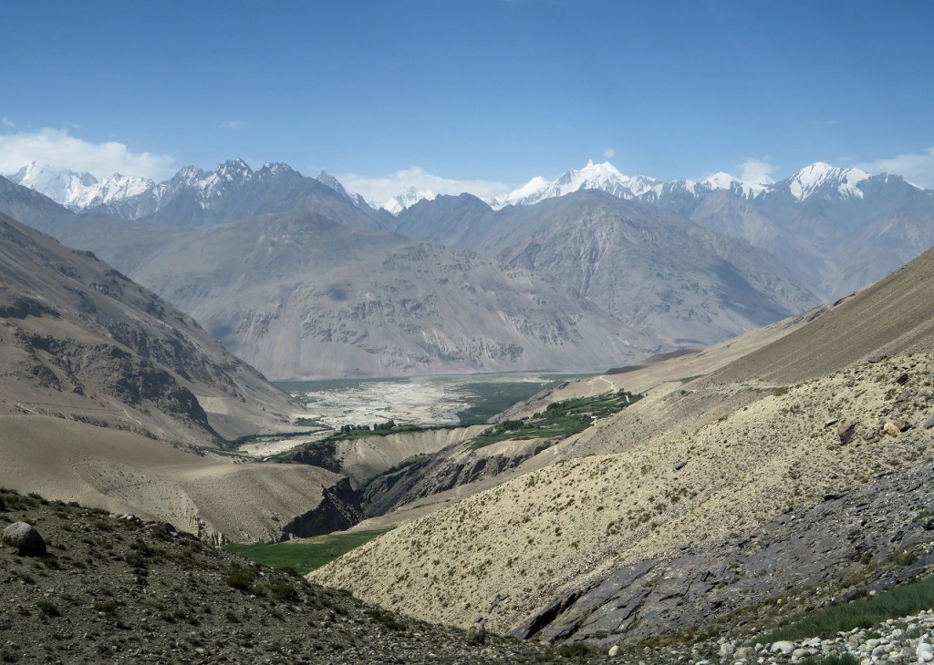 ランガール村の上部からワハン回廊とヒンドゥークシ山脈を望む。その先はパキスタンだ。