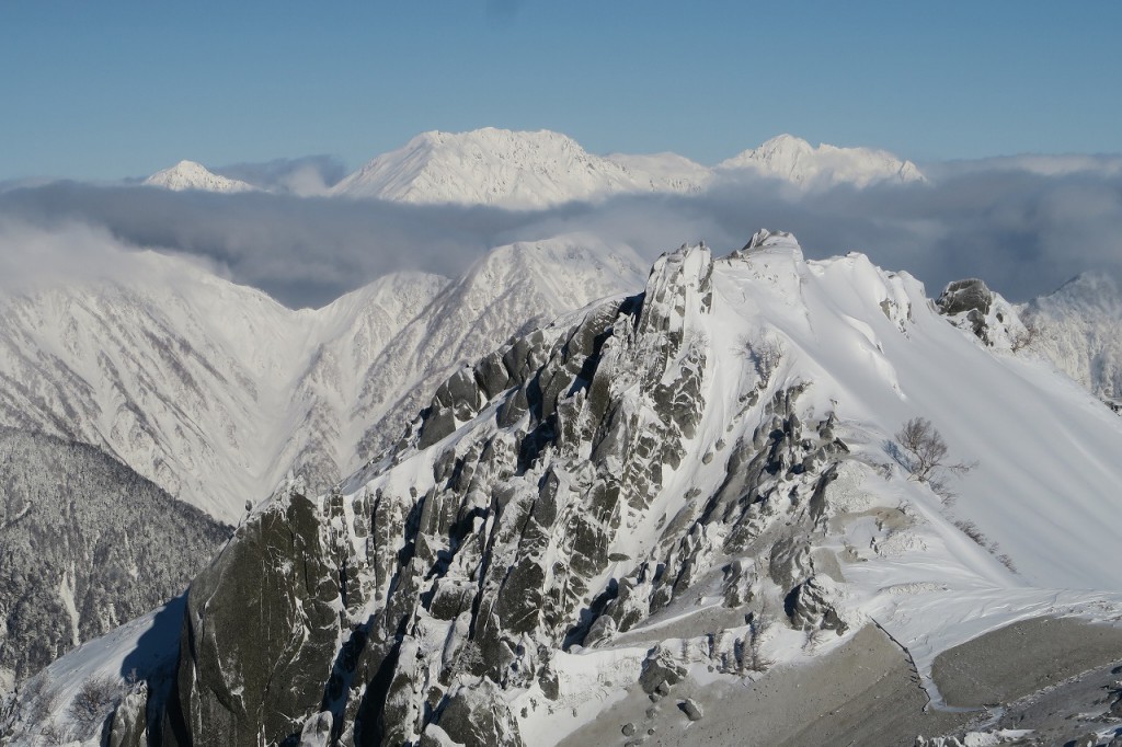 山頂から見た剱岳（右）～立山
