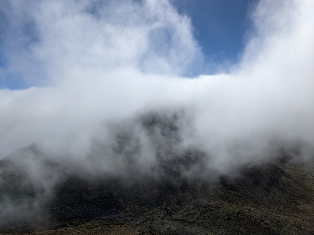 雲の中の九重三俣山、大曲登山口より取り付きました。
