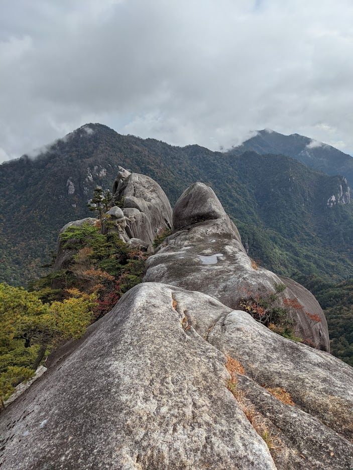 和久塚の岩峰は奇怪な形で面白い。