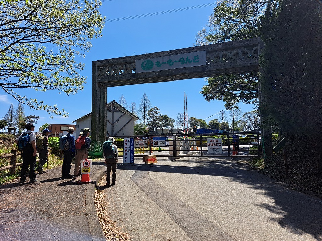 モーモーランドのゲート（これから萩ノ原峠まで工事で通行止め！！） 