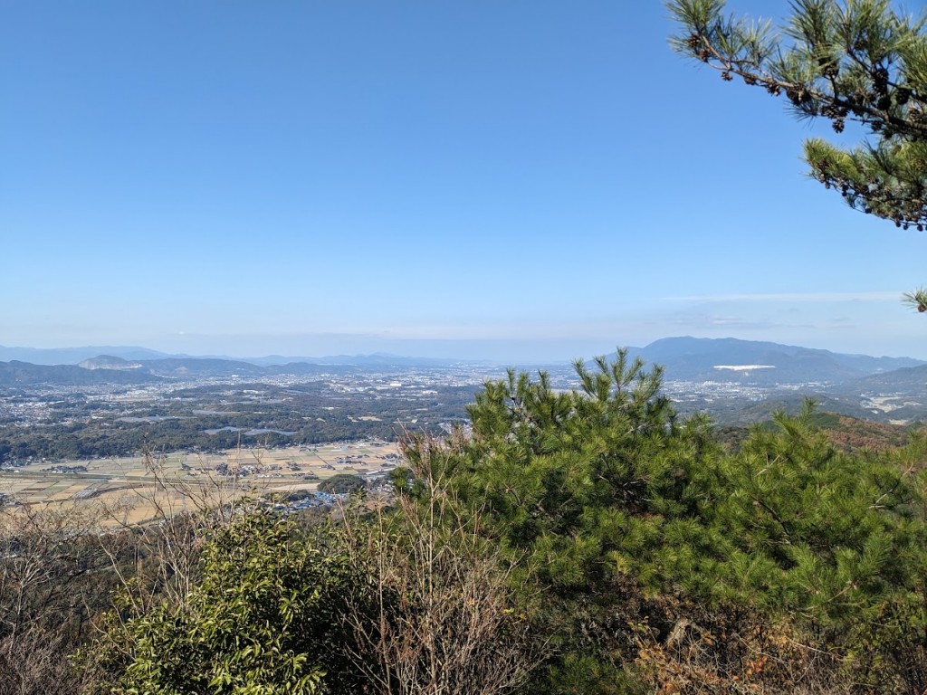 山頂付近からは福智山を望むことができる。