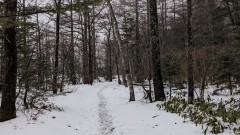 明神への平坦な道を歩く。雪はうっすら積もっていた。