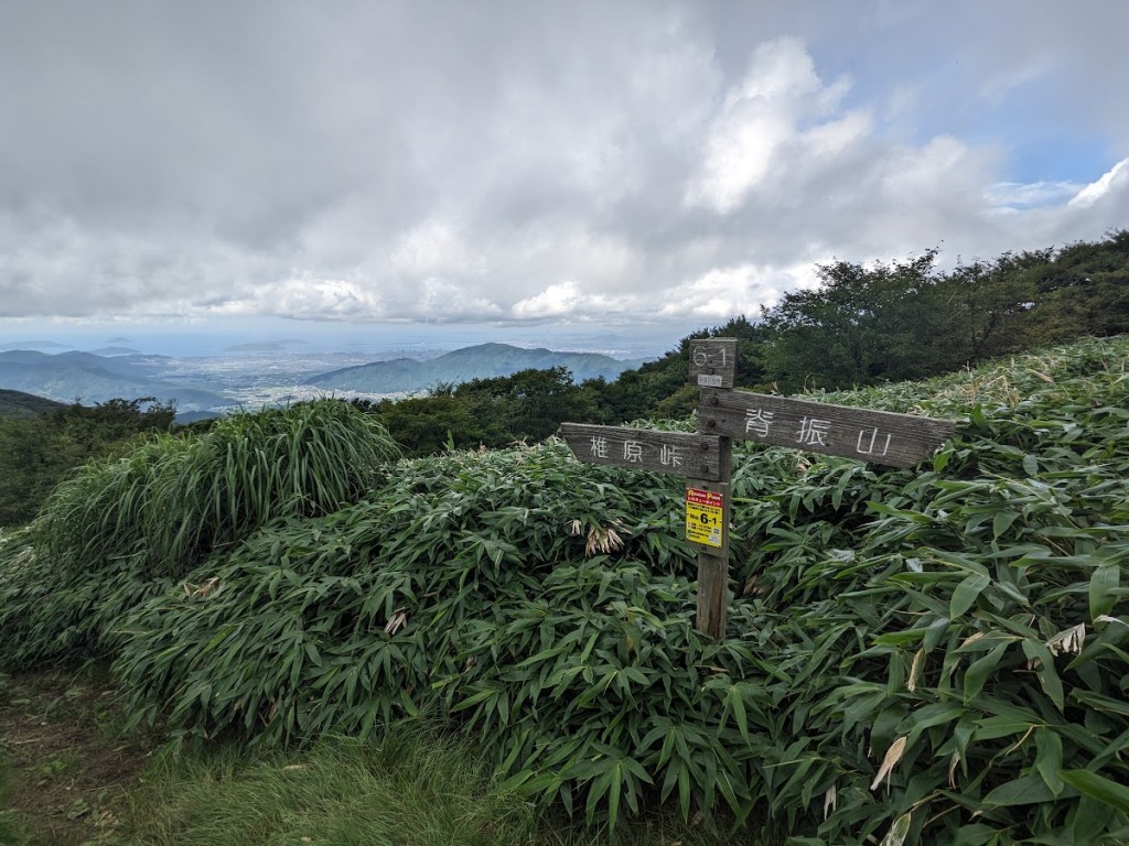 雲間が開け縦走路から福岡平野を望む