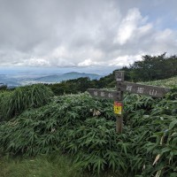 雲間が開け縦走路から福岡平野を望む