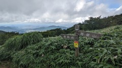 雲間が開け縦走路から福岡平野を望む