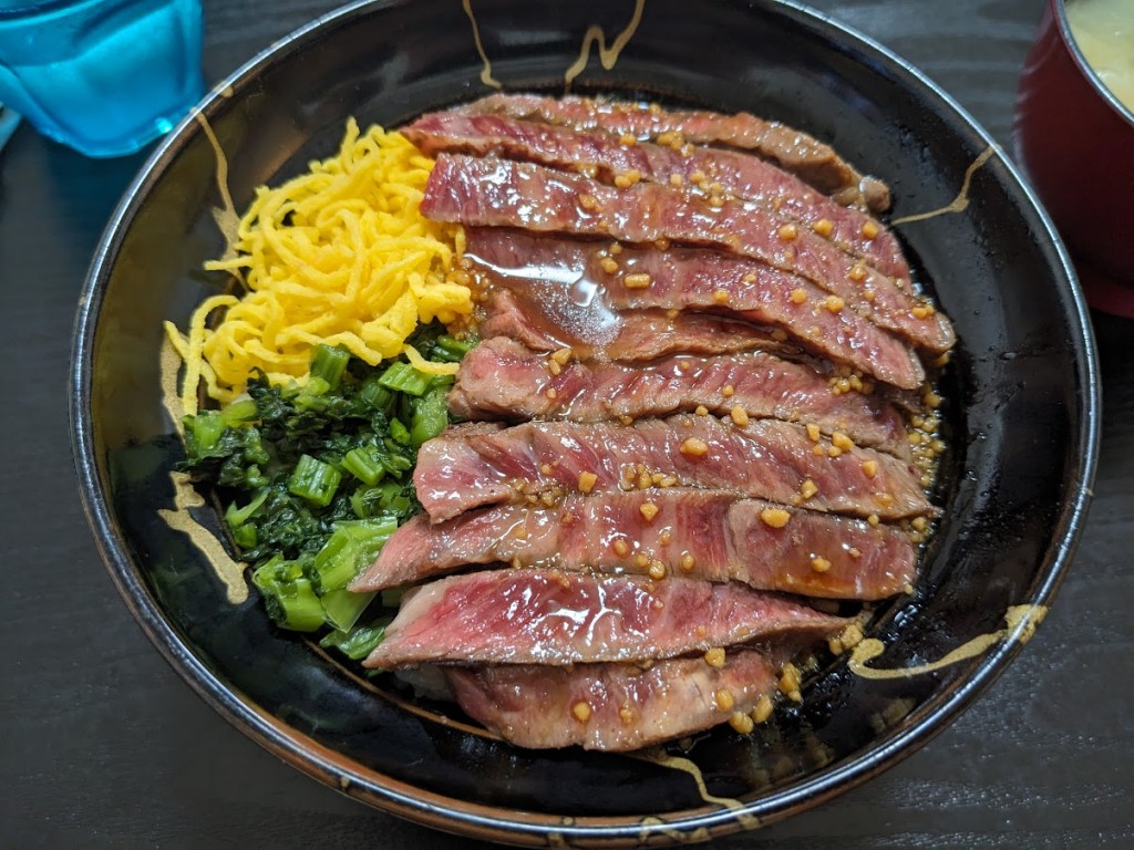 阿蘇谷内牧温泉で食べた赤牛ステーキ丼