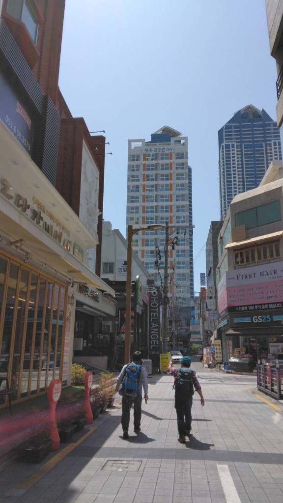 蓬莱山をめざして市街地を歩く