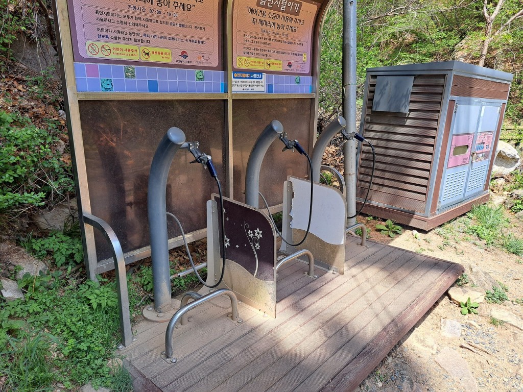 万徳登山口にある泥除け用噴射機