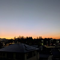 朝焼けと下弦の月がとてもきれいでした。紅葉登山は快晴無風。