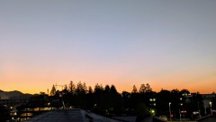 朝焼けと下弦の月がとてもきれいでした。紅葉登山は快晴無風。