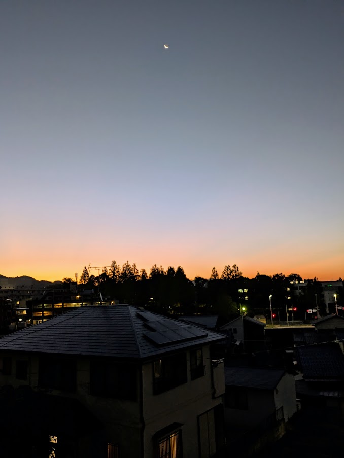 朝焼けと下弦の月がとてもきれいでした。紅葉登山は快晴無風。