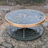 新しい方位盤は古い方位盤の上に乗っかっていた。