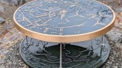 新しい方位盤は古い方位盤の上に乗っかっていた。