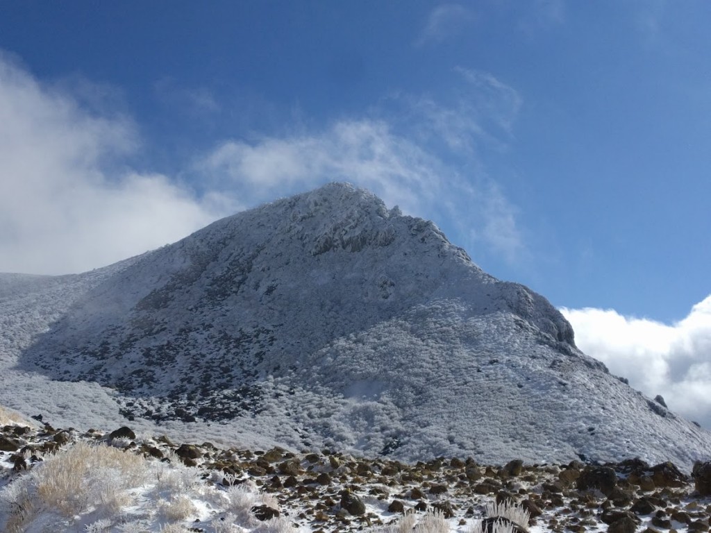 雪の久住山、雪を背負うとまた異なる風景を楽しむことができる。雪山は危険もあるがやはり楽しい