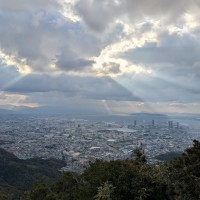 立花山の山頂から福岡市街を望む。曇天の中に薄日が差している。12月も寒気が入り込むととても寒い。