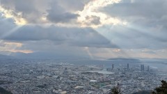 立花山の山頂から福岡市街を望む。曇天の中に薄日が差している。12月も寒気が入り込むととても寒い。