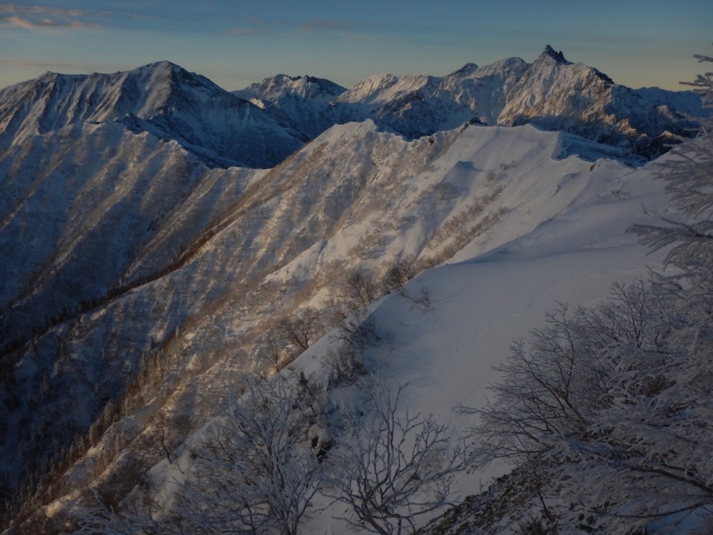天気は良い。右奥に槍ヶ岳が見える。冷たい空気感が漂い気持ちが引き締まる。 冬の縦走路は夏とは大きく異なる。