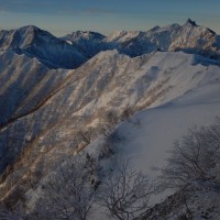 天気は良い。右奥に槍ヶ岳が見える。冷たい空気感が漂い気持ちが引き締まる。
冬の縦走路は夏とは大きく異なる。