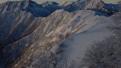 天気は良い。右奥に槍ヶ岳が見える。冷たい空気感が漂い気持ちが引き締まる。
冬の縦走路は夏とは大きく異なる。