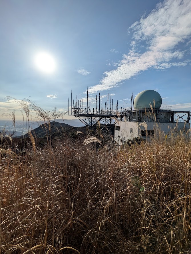 三郡山からは英彦山や福智山まで広範囲の展望を得ることができる。一息つくにはとてもいい場所。