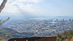 この日は小春日和、立花山からの眺望は穏やかに博多湾がとアイランドシティが見えた。