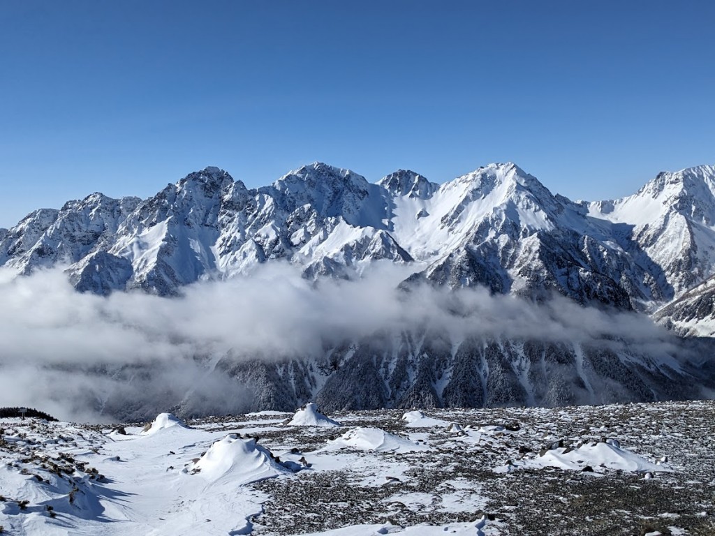 厳冬期の北アルプス青い空に白い山並みがとても美しい。これに出会えただけでも素晴らしい。