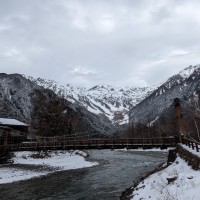 河童橋から望む厳冬期の北アルプス。なんとなくワクワクする。
