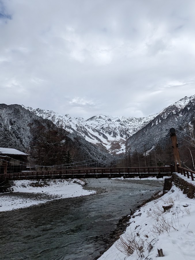 河童橋から望む厳冬期の北アルプス。なんとなくワクワクする。