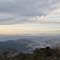 夕方16：00これから日が暮れようとしている時、山頂に至った。夕日の方に博多湾と島々を望んだ。