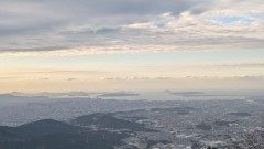 夕方16：00これから日が暮れようとしている時、山頂に至った。夕日の方に博多湾と島々を望んだ。