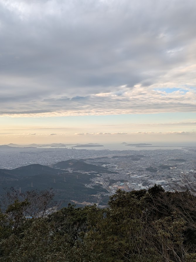 夕方16:00これから日が暮れようとしている時、山頂に至った。夕日の方に博多湾と島々を望んだ。