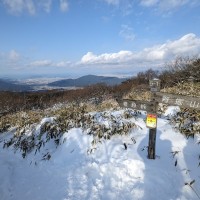 雪化粧の脊振山の縦走路、シンと静まりかえった中をサクサクと歩くと樹林帯の中から眺望が開ける。