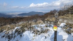 雪化粧の脊振山の縦走路、シンと静まりかえった中をサクサクと歩くと樹林帯の中から眺望が開ける。