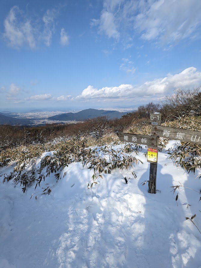雪化粧の脊振山の縦走路、シンと静まりかえった中をサクサクと歩くと樹林帯の中から眺望が開ける。