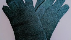 ちょっと古いがウールの手袋、ではなく化繊との混毛のである。冬になると薄くて保温性の高い手袋が重宝する。