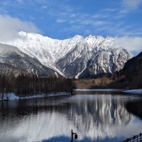 写真は冬山合宿での冬の上高地。梓川からみる穂高連峰は神々しいまでに美しいと思った。