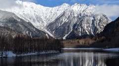 写真は冬山合宿での冬の上高地。梓川からみる穂高連峰は神々しいまでに美しいと思った。