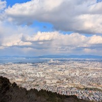 ■今日の一枚：眺望点から福岡市街と博多湾を望む。中央に見えるのは福岡ドームと福岡タワー。空は冬らしい雲が広がっている。