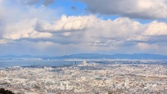 ■今日の一枚：眺望点から福岡市街と博多湾を望む。中央に見えるのは福岡ドームと福岡タワー。空は冬らしい雲が広がっている。