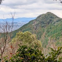 ■縦走路より飯盛山を望む。この山は若杉山と夫婦山で福岡市街の眺望がすばらしい。