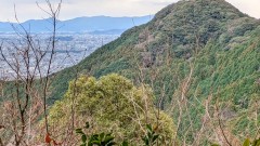 ■縦走路より飯盛山を望む。この山は若杉山と夫婦山で福岡市街の眺望がすばらしい。