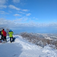■今日の1枚:大山の夏山道6合目、小さな避難小屋があってその前はちょっとした広場になっている。休憩する人も多い。
