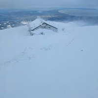 ■今日の一枚：ブリザードの中、遠くに中海と弓ヶ浜が見える。森林限界の低い大山は山頂大地でブリザードになることが多い。