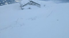 ■今日の一枚：ブリザードの中、遠くに中海と弓ヶ浜が見える。森林限界の低い大山は山頂大地でブリザードになることが多い。