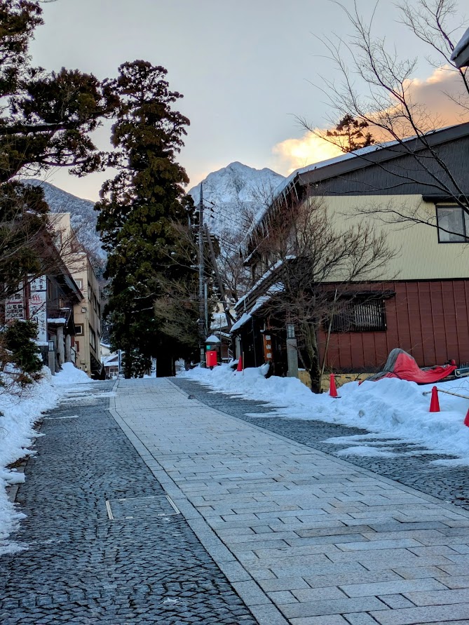 ■今日の一枚:大山寺の朝、冷機漂う朝でした、画面奥に三鈷峰が見える