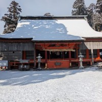 ■今日の一枚：雪化粧の英彦山奉幣殿。雪化粧はこれで見納め。これから生物たちが動き出し新緑まぶしい季節にかわっていくことだろう。